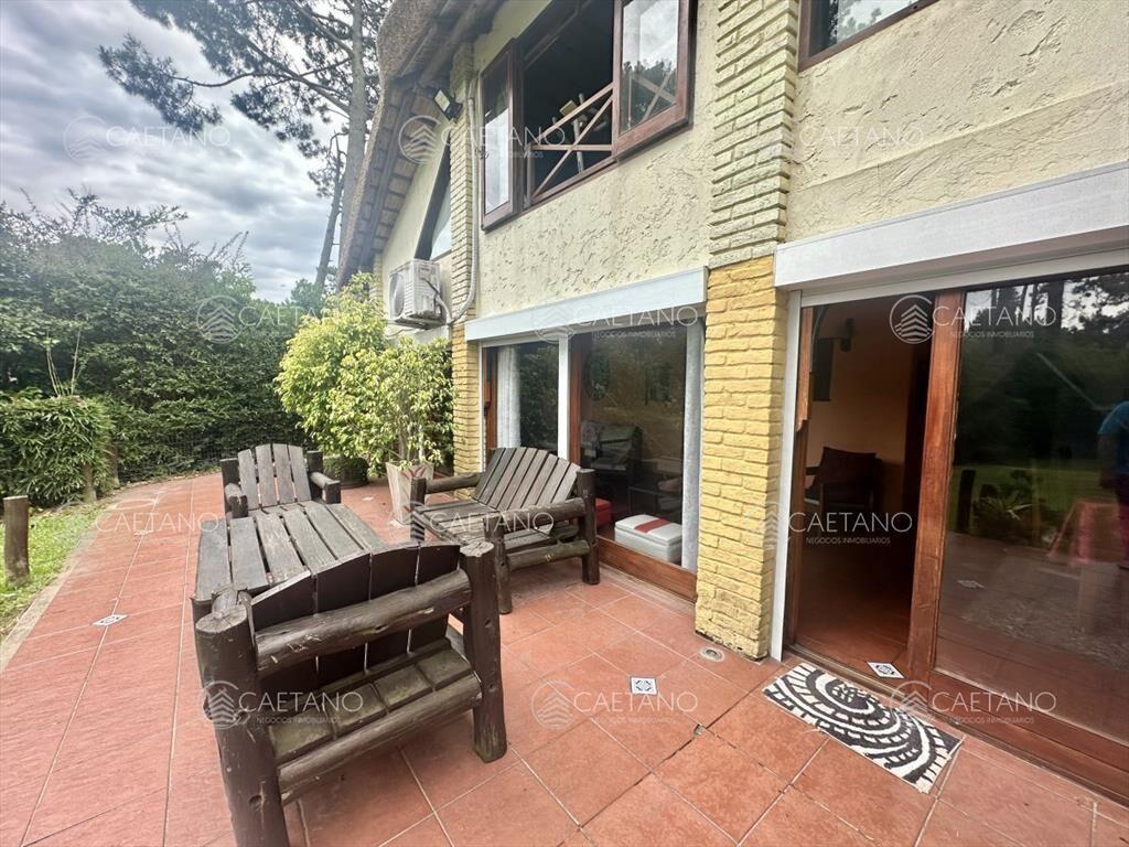 Venta Casa Quincho - 4 Dormitorios + Pileta - Del