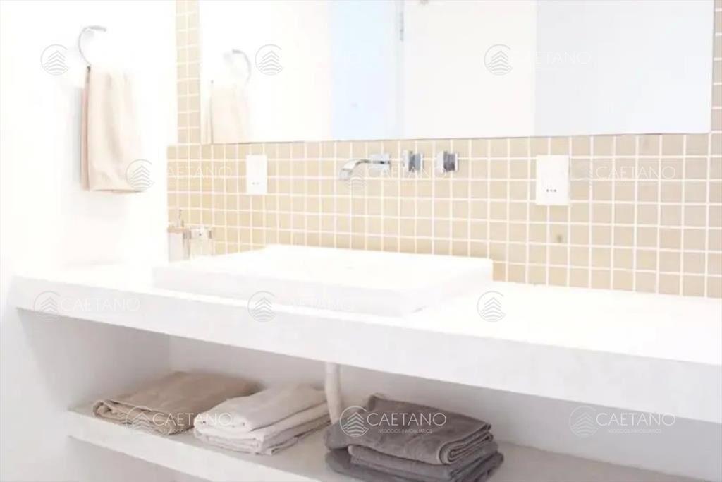 Hermosa casa amarilla de dos plantas con piscina!