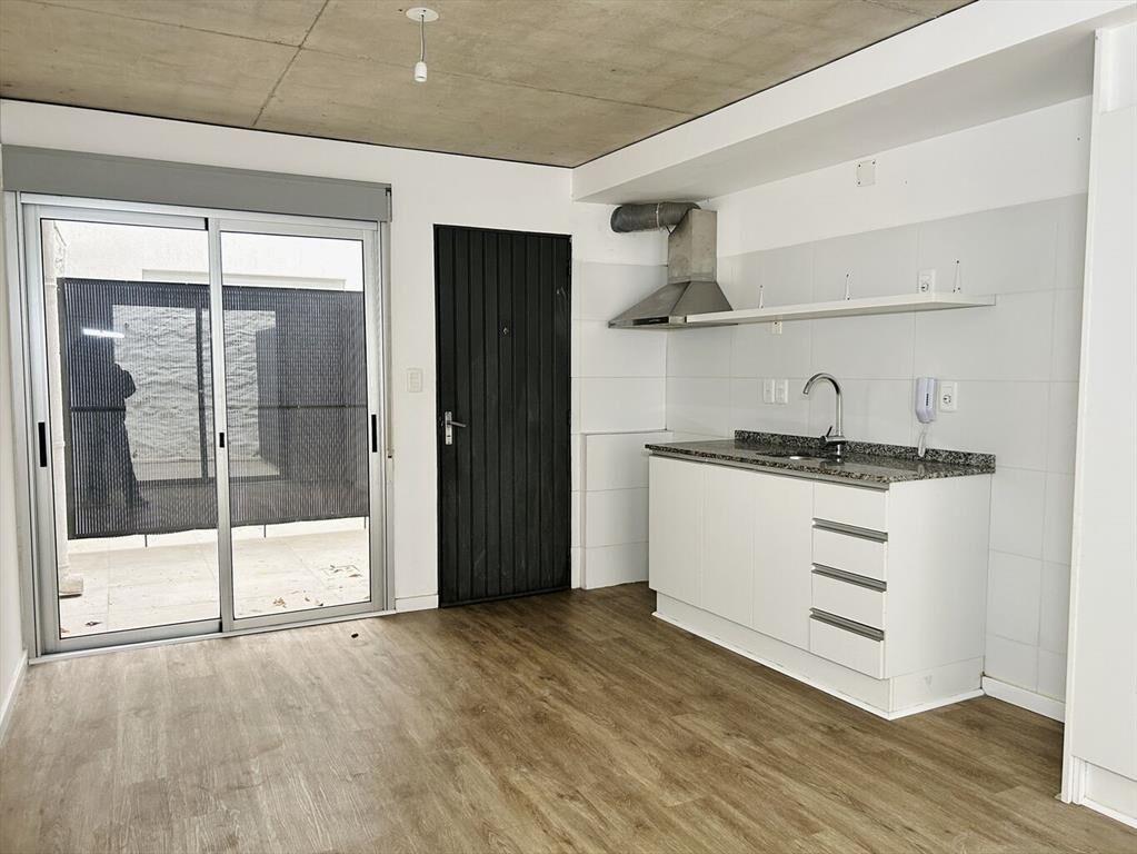 Venta monoambiente con patio con renta en La Comercial
