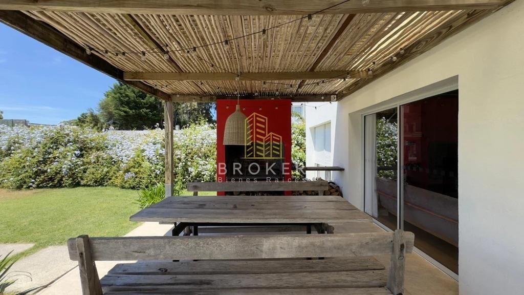Alquiler anual de amplia y moderna casa en barrio