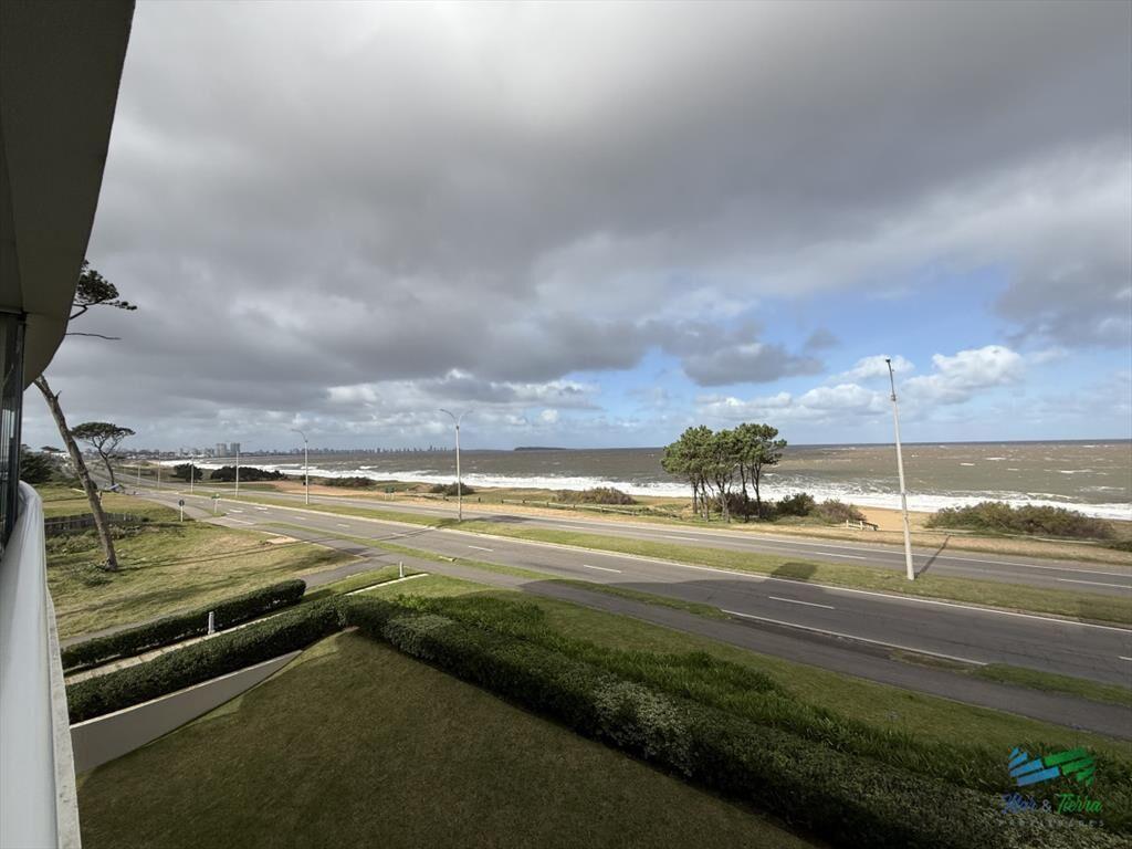 En venta, espectacular planta en primera línea