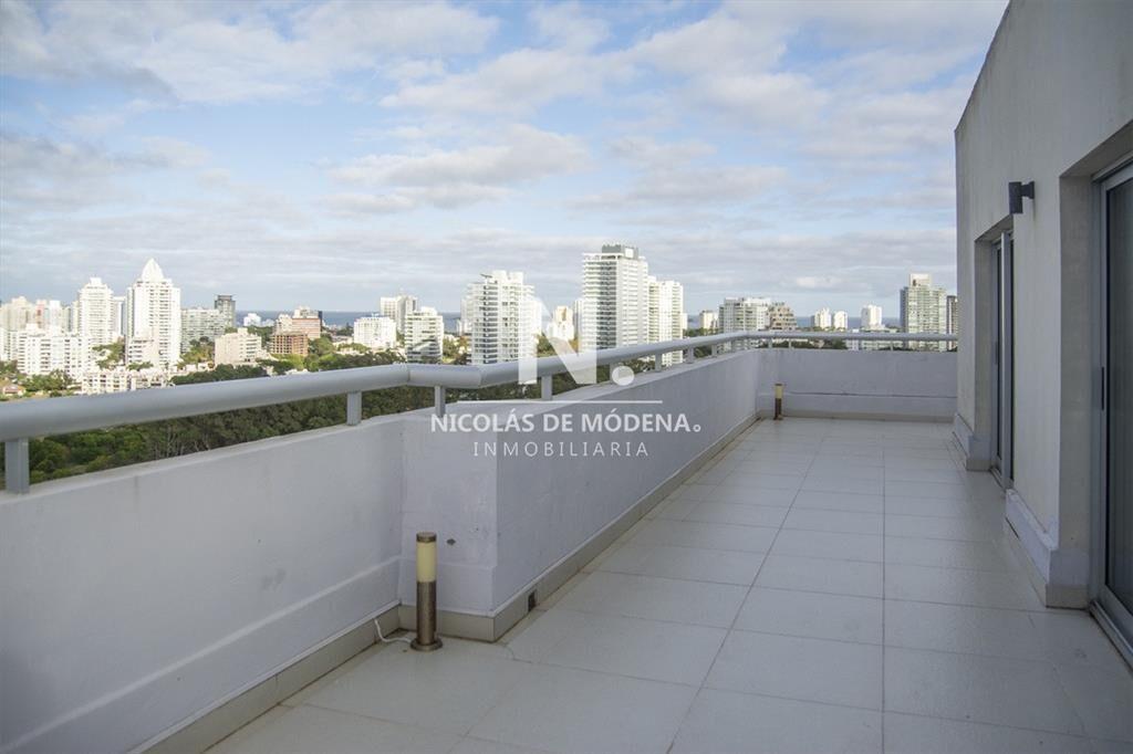 Departamento de 3 dormitorios en piso alto, del