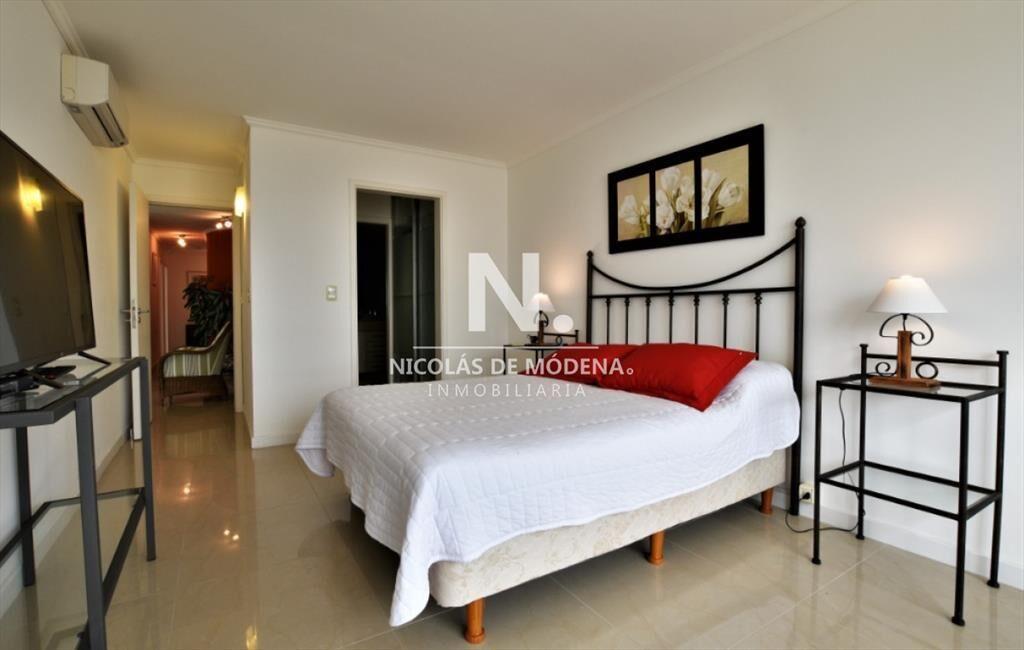 Vende apartamento de 3 dormitorios + servicio a