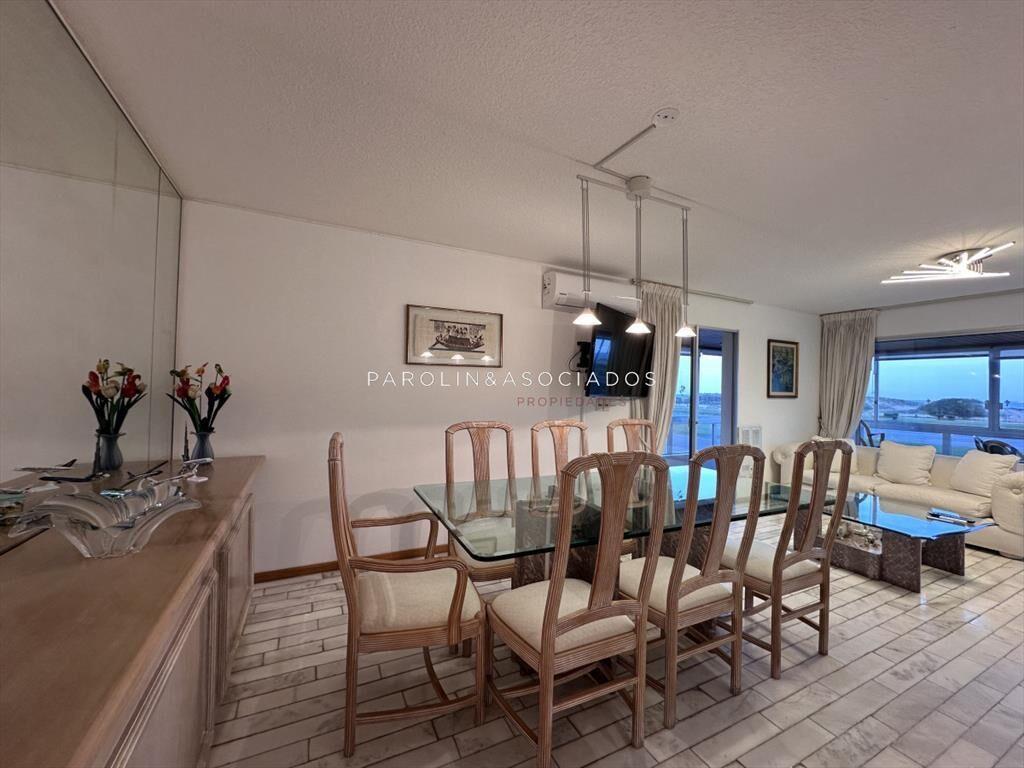 Vende apartamento de 3 dormitorios en Playa Punta