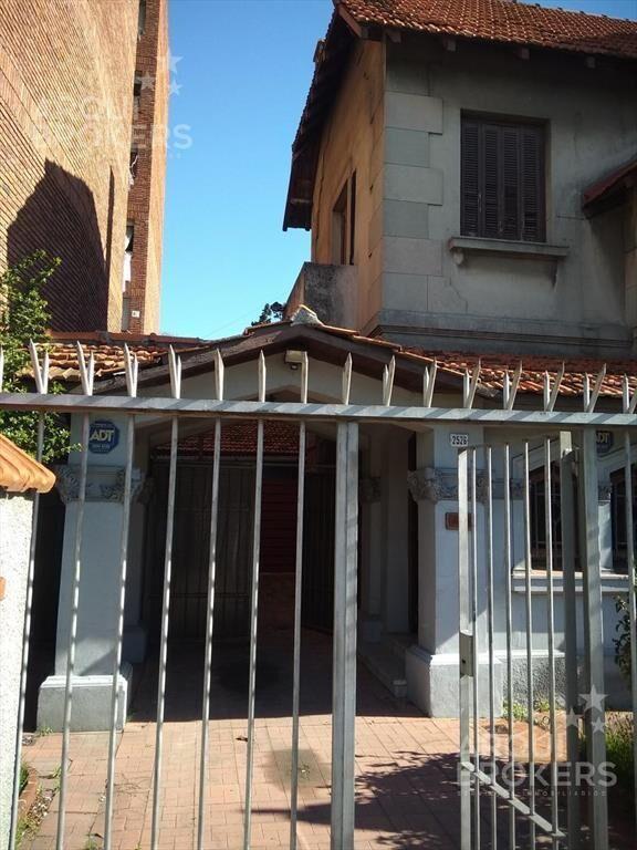 Casa de 6 dormitorios en venta con renta en Pocitos. Idea