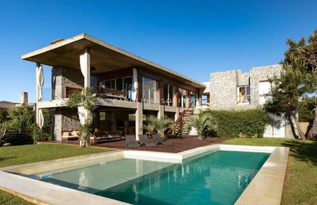 Casa en Venta de 4 Dormitorios en Village del