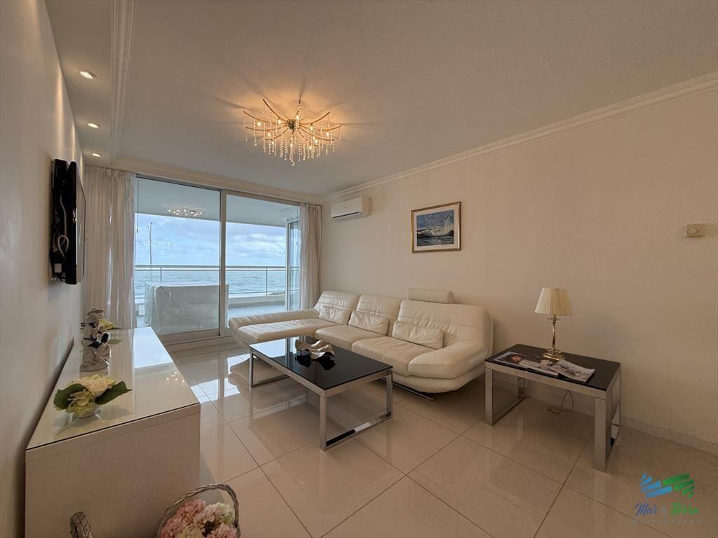 En venta, espectacular planta en primera línea