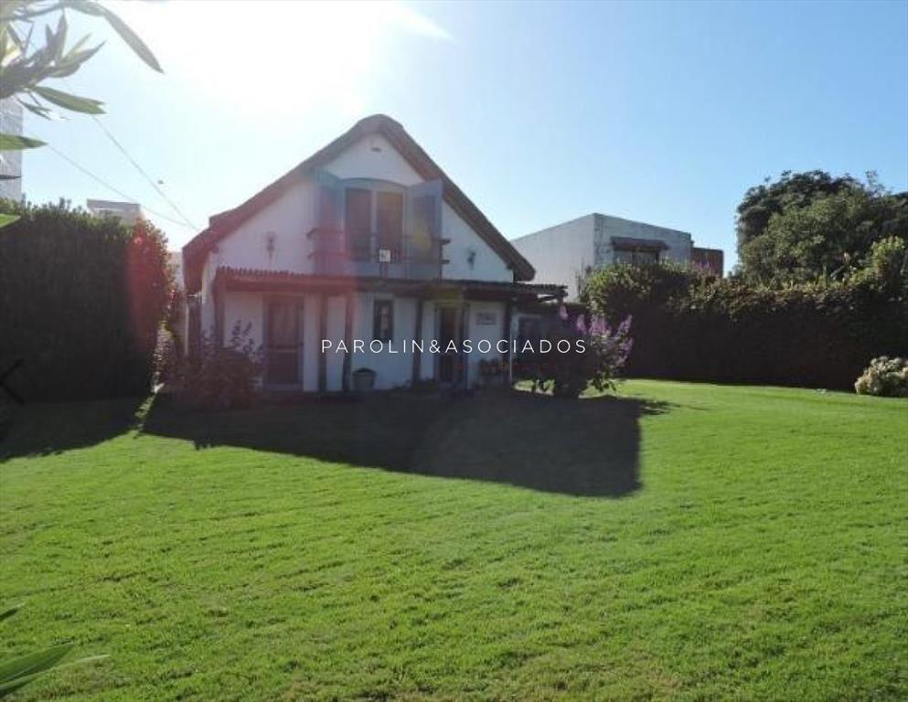 Casa de 5 dormitorios en venta en La Barra, Punta del Este.