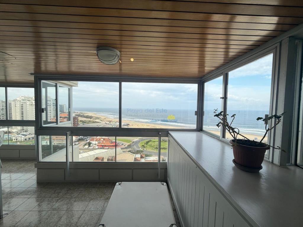 Apartamento de 3 dormitorios y servicio en Venta