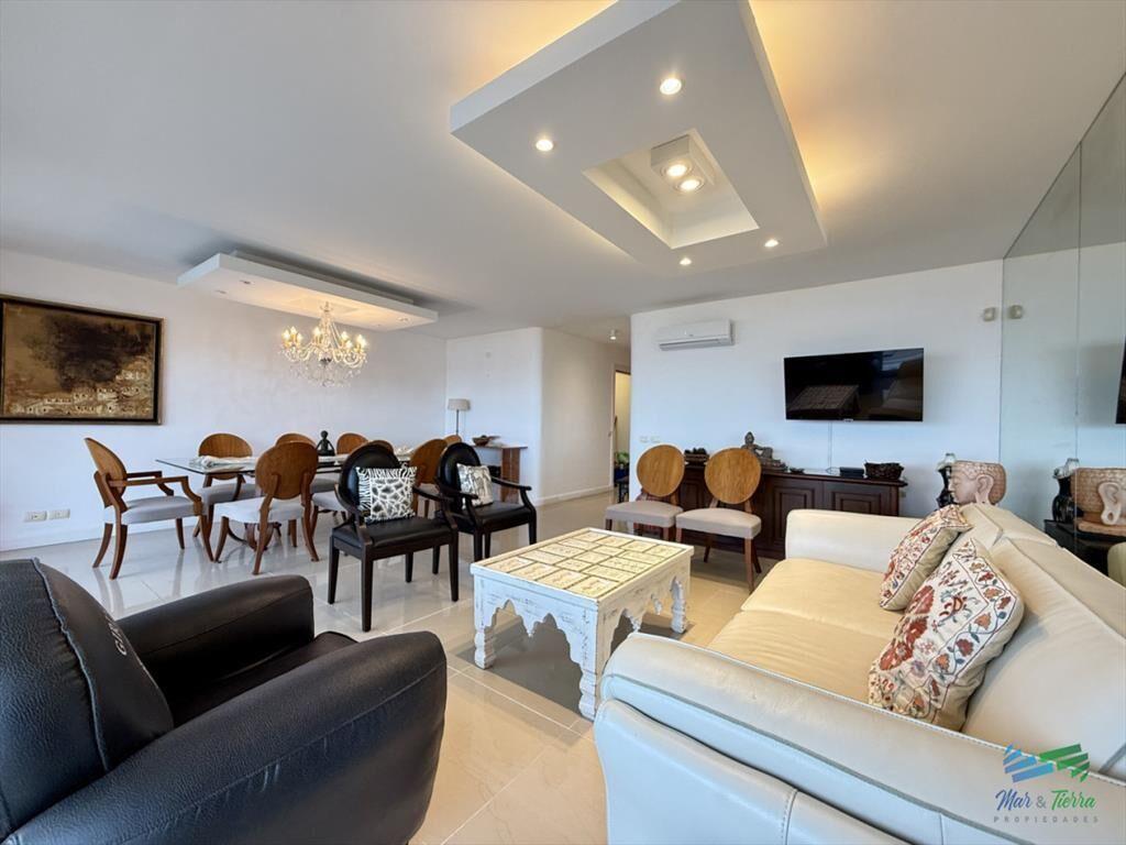 En venta apartamento 3 dormitorios en frente al