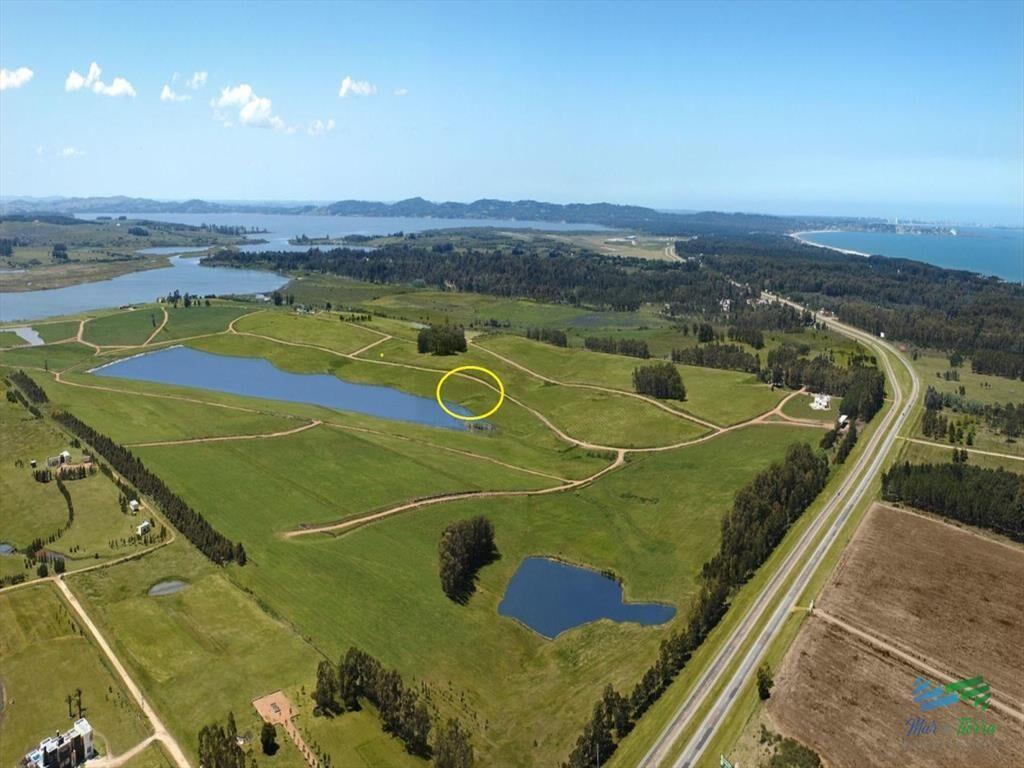 Venta de terreno en Laguna de los Cisnes con de