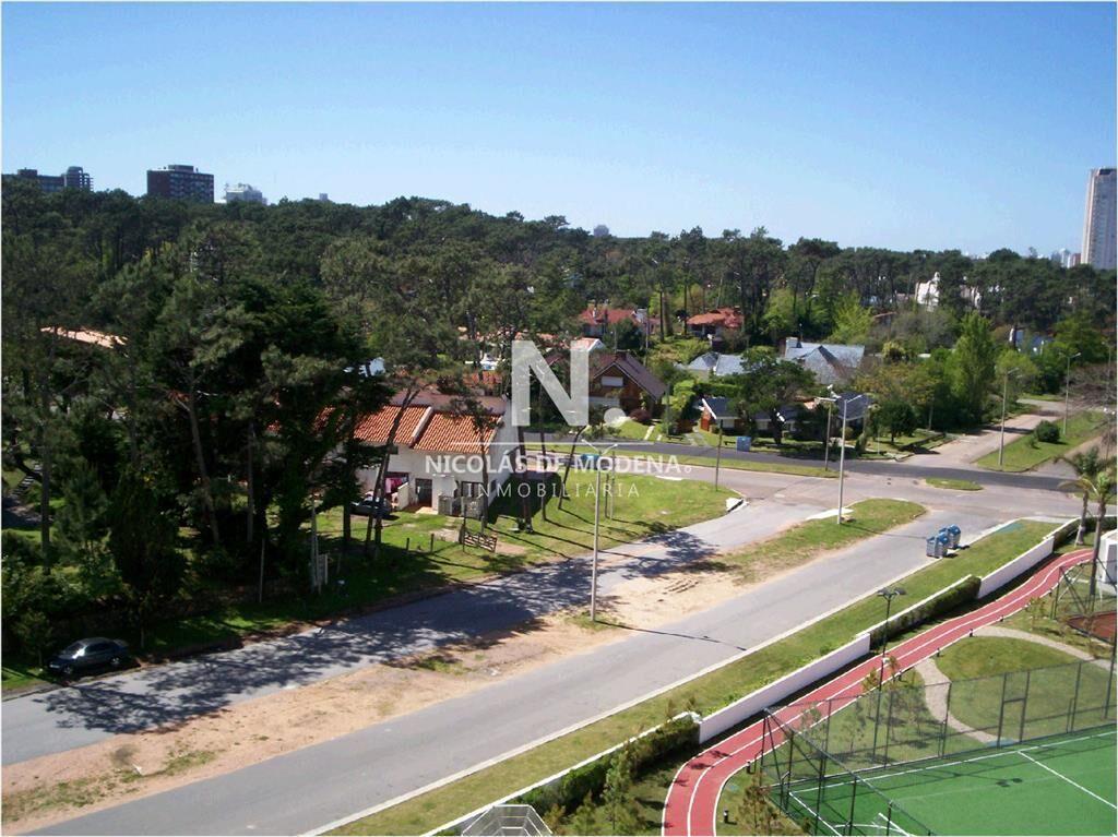 Venta de apartamento de tres dormitorios en Punta