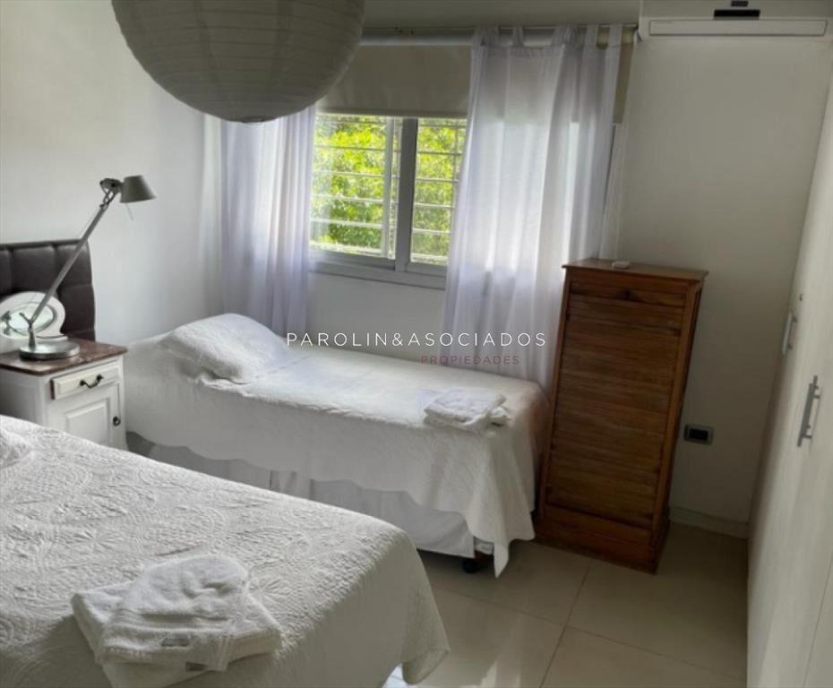 Hermosa casa en venta de 4 dormitorios frente al mar en Mon