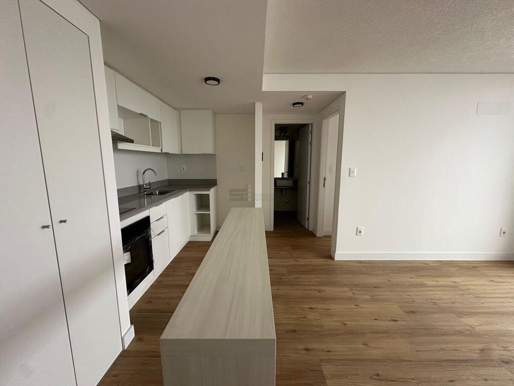 Se alquila Apartamento de un dormitorio con balcón a estren