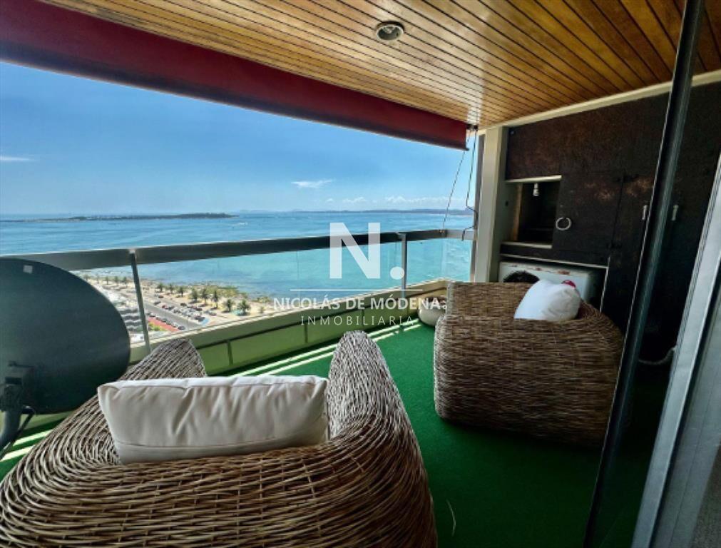 Vende apartamento de 3 dormitorios, con vista al