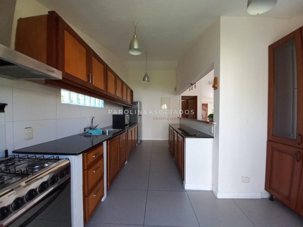 Vende casa de 3 dormitorios totalmente reformada.