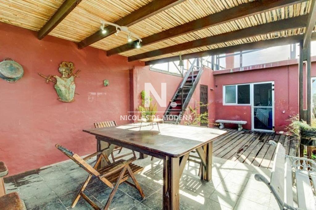 En Alquiler impecable casa con un entorno