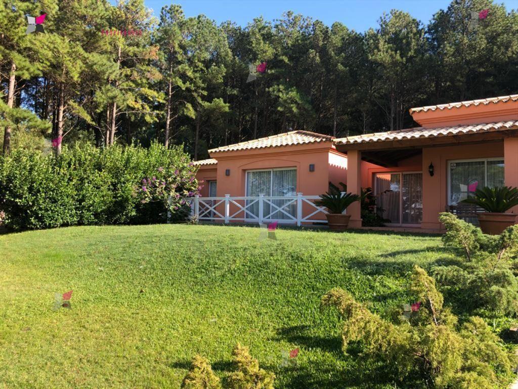 VENTA DE CASA DE 4 DORMITORIOS EN PUNTA BALLENA LAPATAIA PU