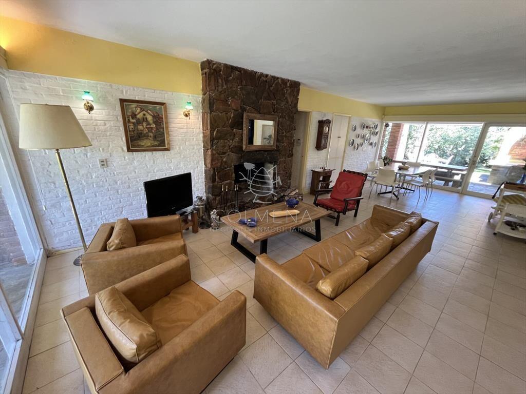 Casa en Playa Mansa, 5 dormitorios y 4 baños.