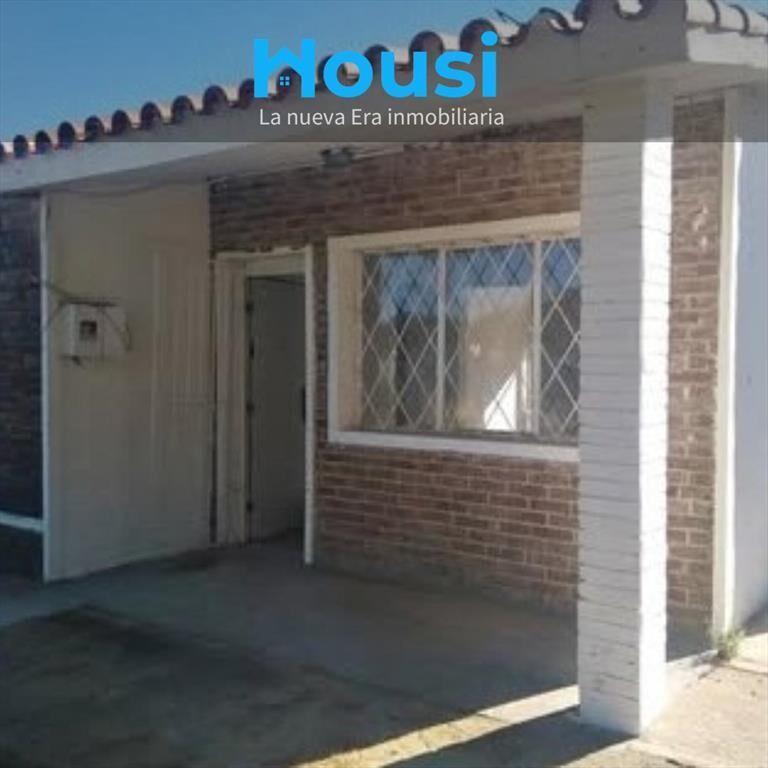 Alquiler Casa 2 dormitorios con amplio jardín fondo y garaj