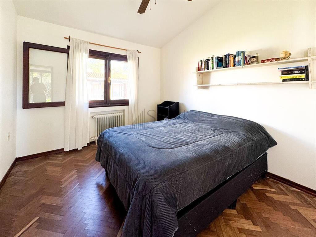 VENTA DE CASA EN CARRASCO SUR CON PISCINA Y CUATRO GARAJES