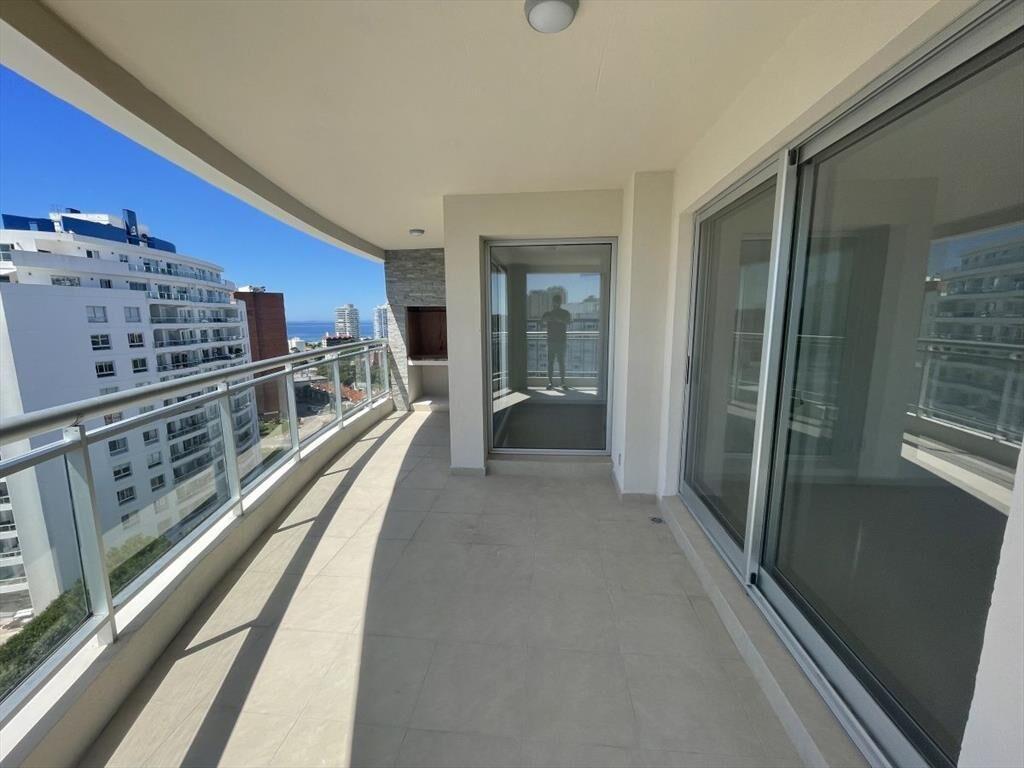 VENTA APARTAMENTO DE 3 DORMITORIOS EN PUNTA DEL ESTE CON PA