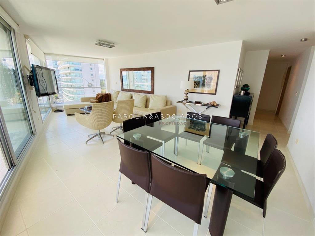 Apartamento en venta de 3 dormitorios en Seasons Tower, Pun
