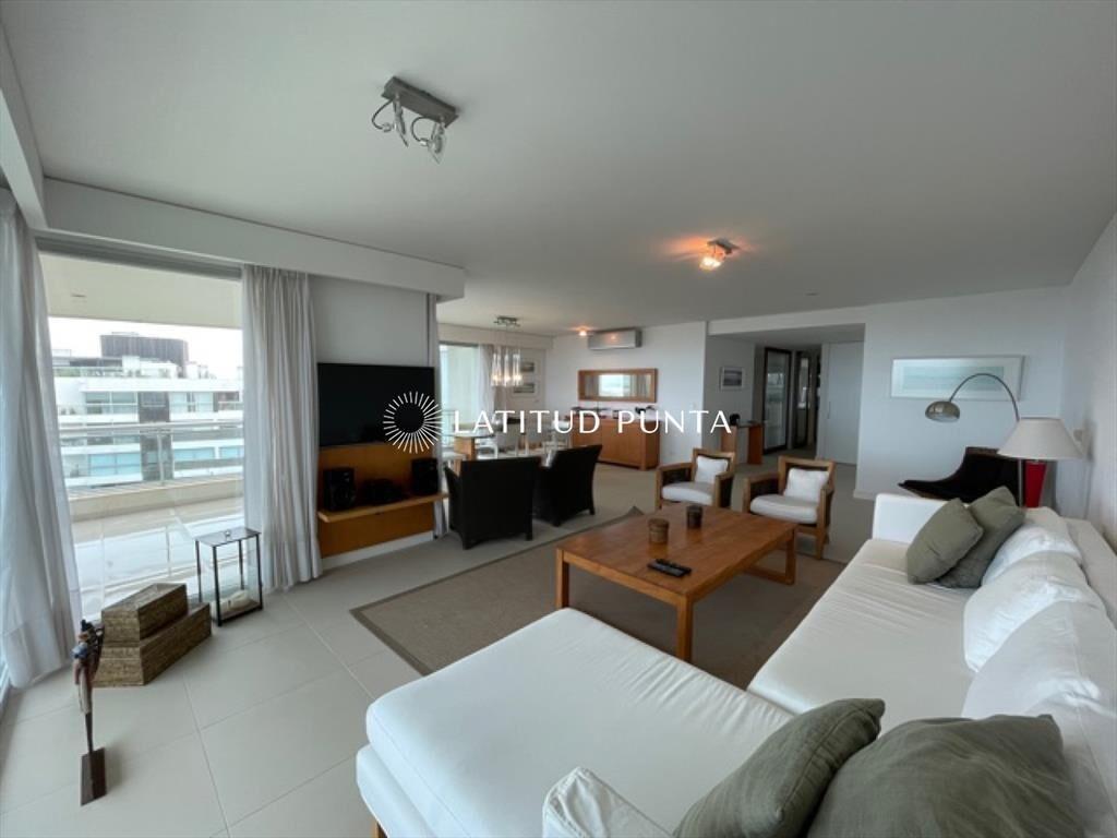 Apartamento en Brava, 3 suites más dependencia