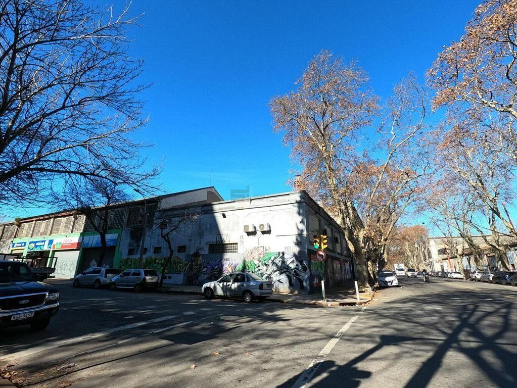 Venta Local Industrial en Aguada Av. Rondeau 5.300 metros