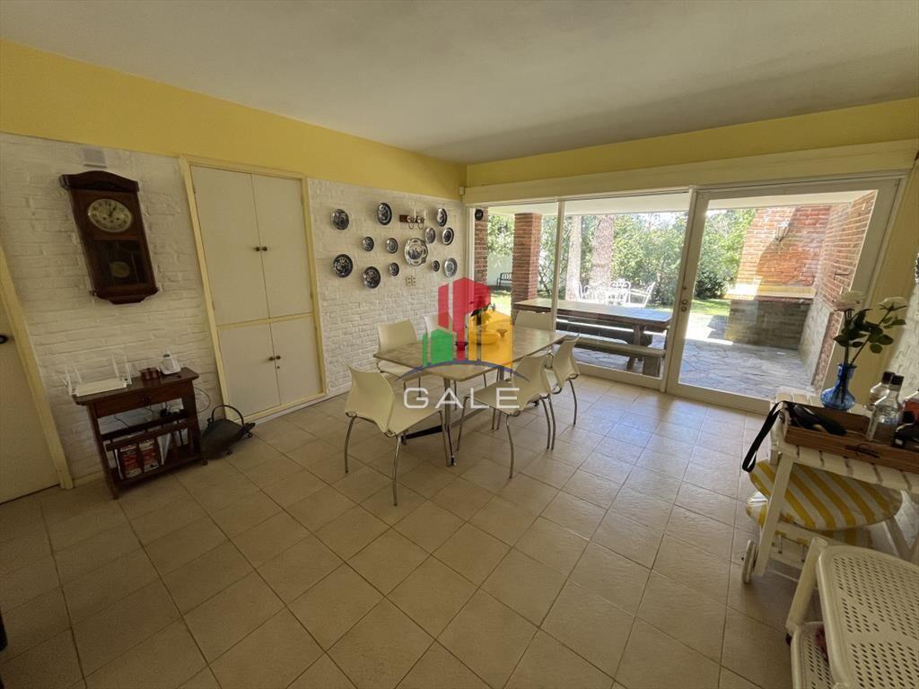 Casa en Playa Mansa, 5 dormitorios y 4 baÃ±os.