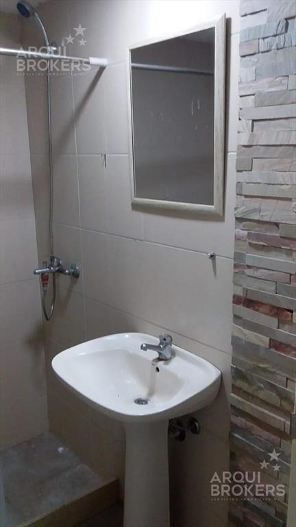 Apartamento de dos dormitorios y patio en venta en Pocitos