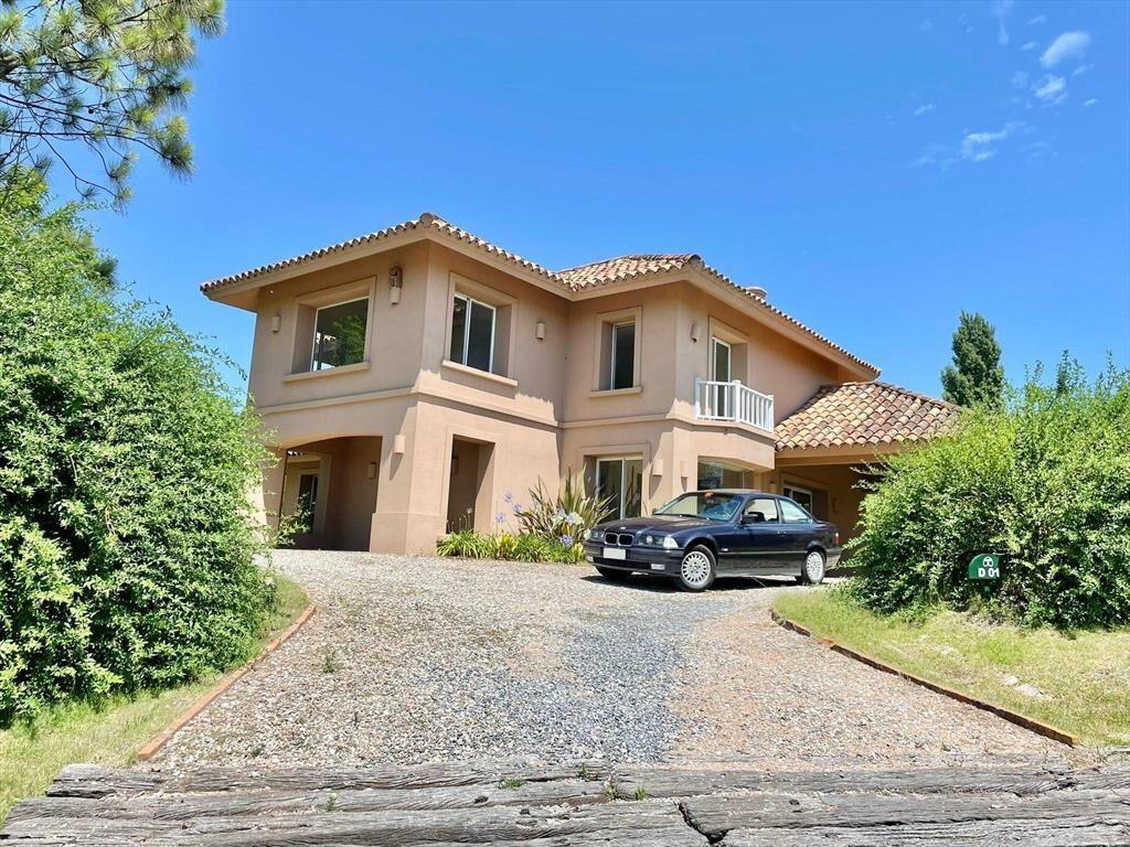 Venta Casa de 4 dormitorios y servicio en Altos de la Tahona
