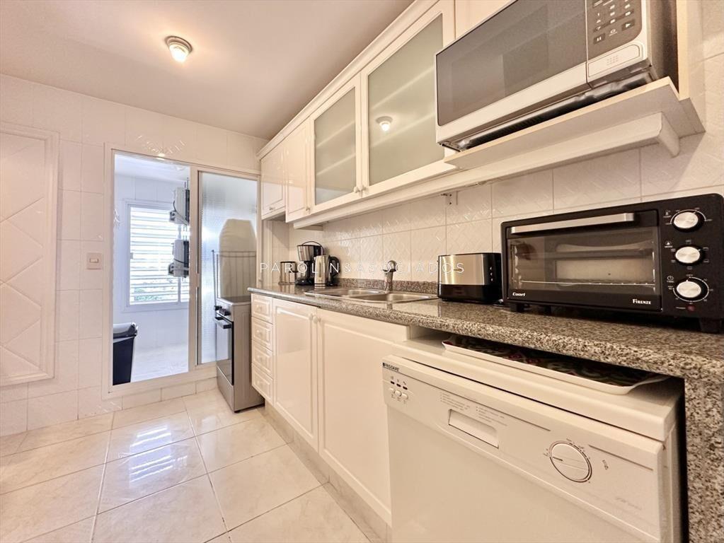 Apartamento en venta de 3 dormitorios en primera fila en Co