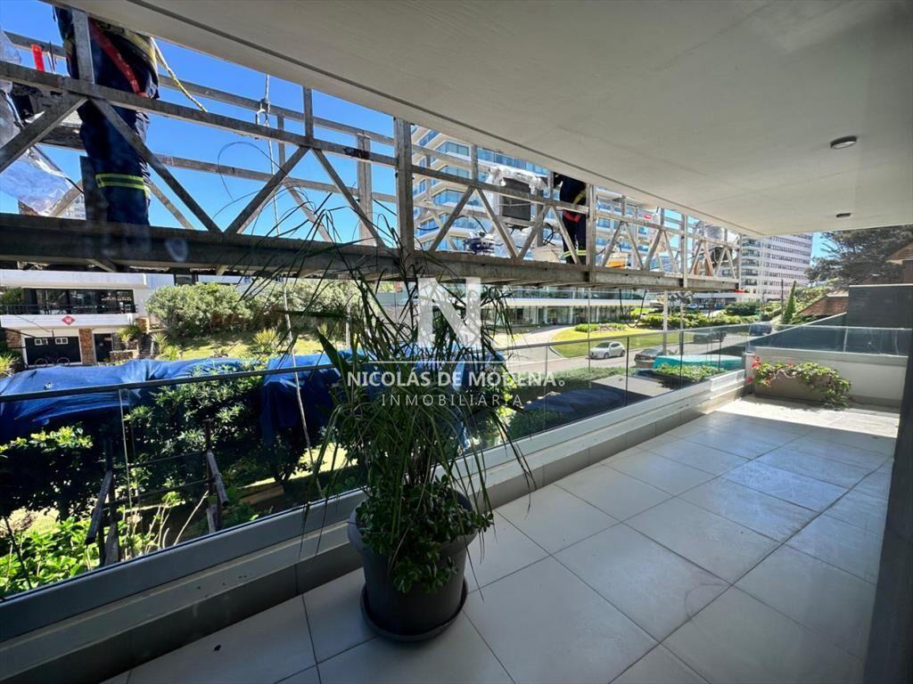 Vende en Punta del Este, apartamento de 3 dormitorios con v