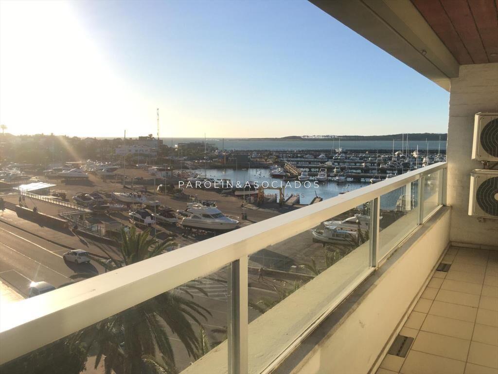 Apartamento en venta con vista al puerto