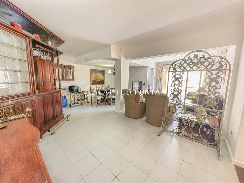 Pinares, apartamento de 3 dormitorios frente al
