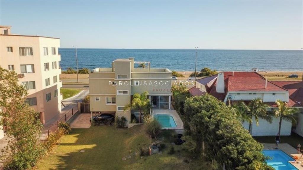 Hermosa casa en venta de 4 dormitorios frente al