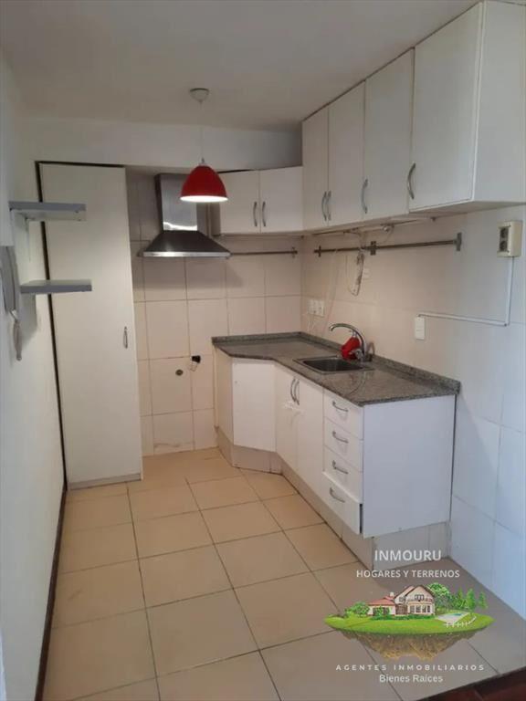 Alquilo luminoso apartamento de 2 dormitorios, 2 baños y c