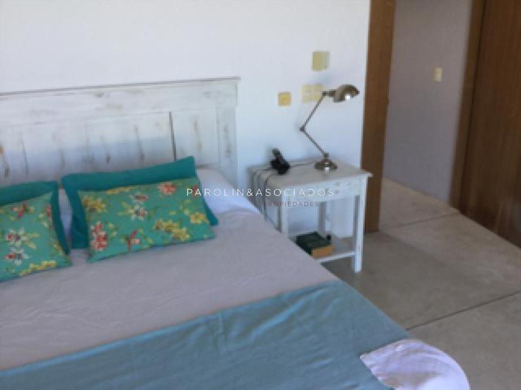 Moderna casa en venta frente al mar en Punta del