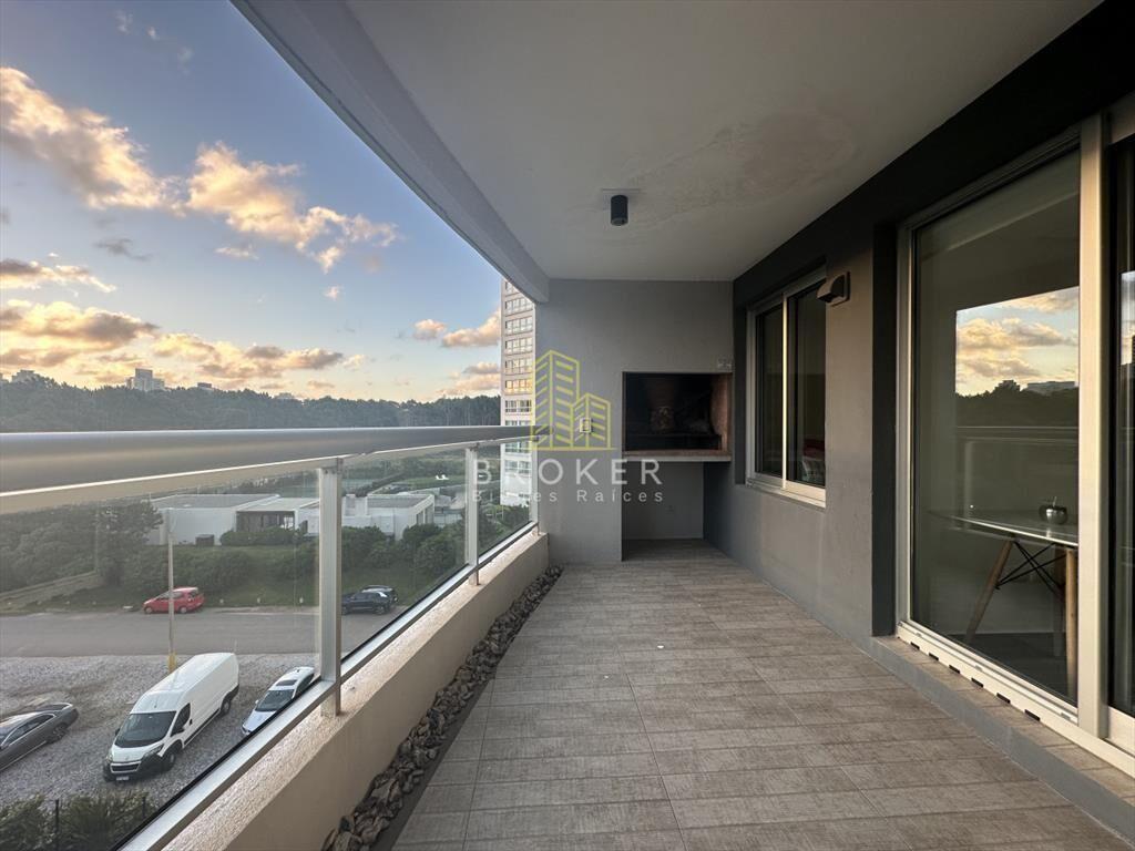 Venta de apartamento de categoria, dos y medio en