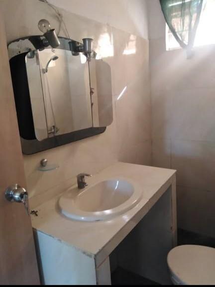 Alquiler Casa 2 dormitorios con amplio jardín fondo y garaj