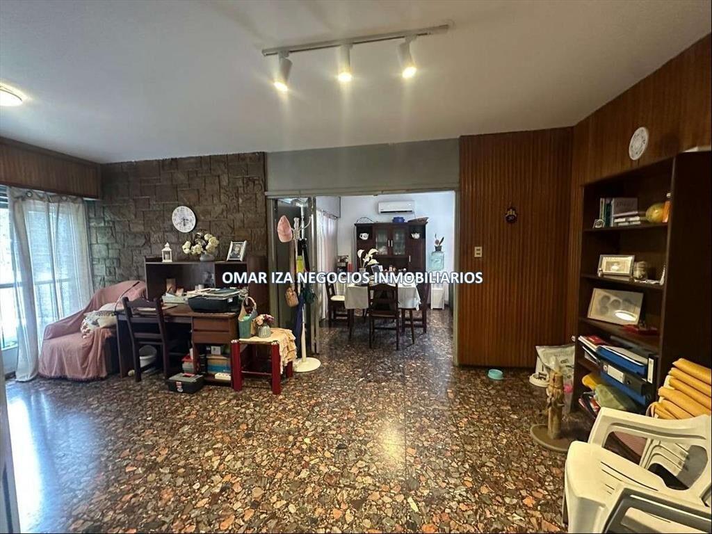 Venta casa La Blanqueada, esquina sobre Av Italia.