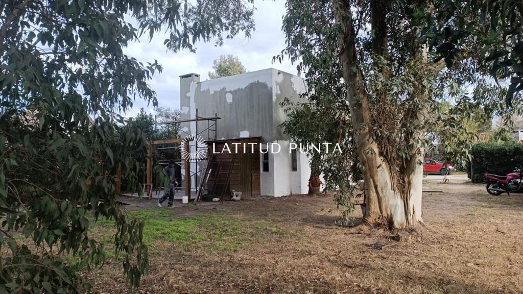 Venta de casa reciclada a 100 metros playa de edificio Dela