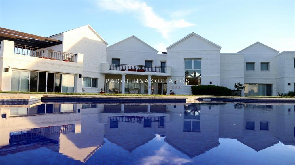 Casa en venta de 5 dormitorios en primera linea