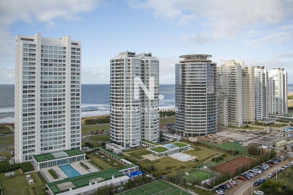 Departamento de 3 dormitorios en piso alto, del
