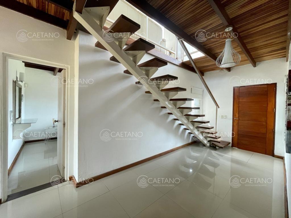 Hermosa casa de dos plantas enfrente al mar !