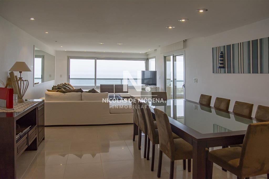 Departamento frente a Playa Brava en venta. 3