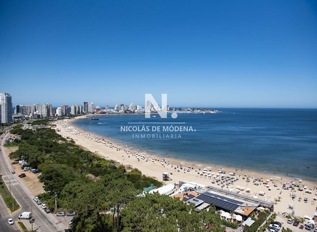 Vende Apartamento de 4 dormitorios en playa de a