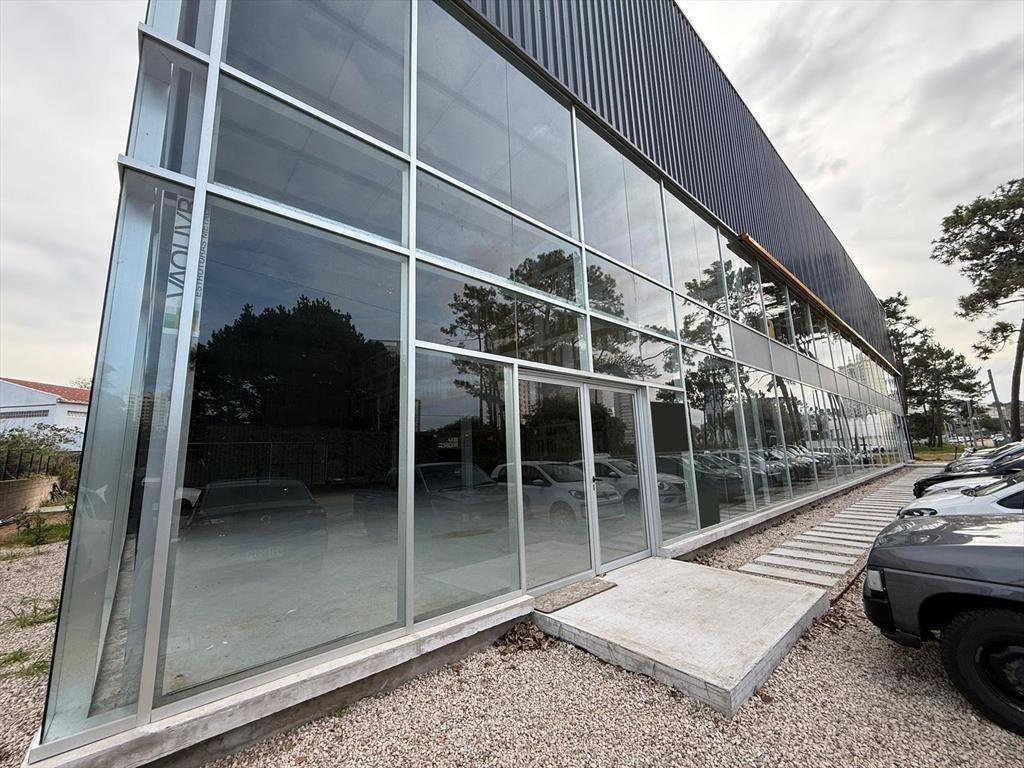 Alquiler de gran local comercial de 467 m², 30 mts frente p