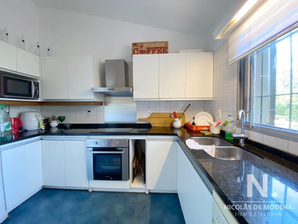 CASA EN VENTA DE 6 DORMITORIOS, PINARES PUNTA DEL ESTE